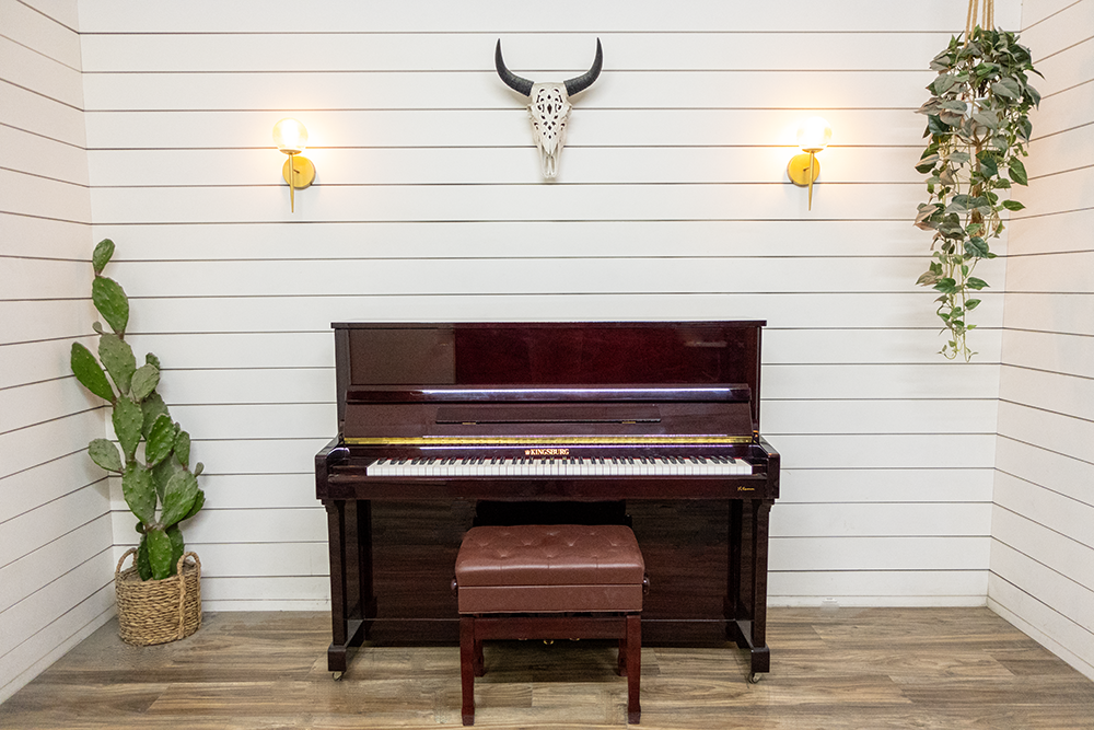 Kingsburg KU-120 Upright Piano