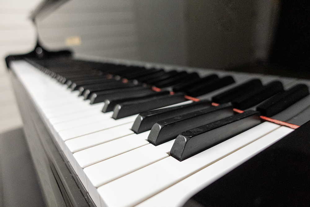 Suzuki F-410 Petite Baby Grand Piano