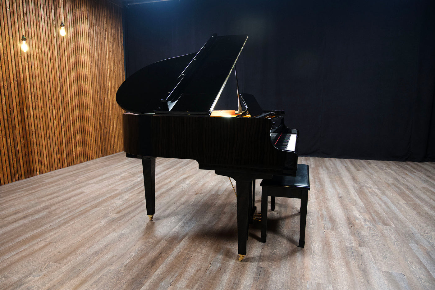 Samick SG-140A Petite Baby Grand Piano