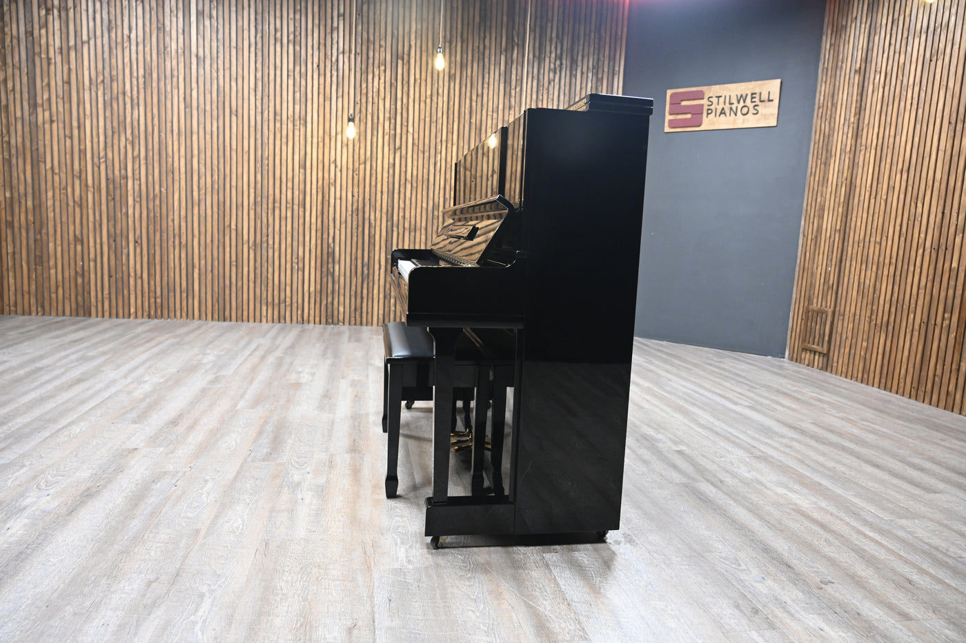 Yamaha UX10 B1 Upright Piano